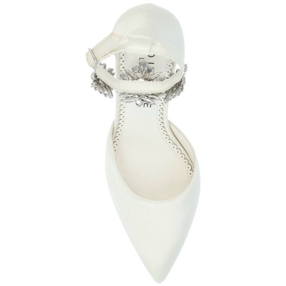 Journee Collection Cream Heels with Floral Accent - Picture 4 of 15